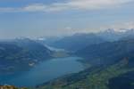 Hier sieht man den Thunersee, den Brienzersee und dazwischen die Stadt Interlaken. Das Bild entstand am 02.09.2009.