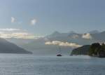 Tief hngen die Wolken vor den Bergen am Thunersee.