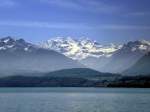 Blick ber den Thunersee auf die schneebedeckten Gipfel der Berner Alpen, Mai 2015