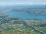 Blick auf den Thuner See, rechts in der Bucht liegt Spiez und ganz links sieht man die Stadt Thun.