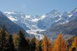 Morteratschgletscher mit Piz Pal und Piz Bernina. Aufnahme vom fahrenden Zug aus, kurz nach der Montebello-Kurve, 15. Okt. 2010, 12:28