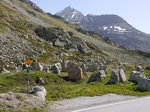 Über den Julierpass (2.284 m) führt der VEIA SURMIRANA (Oberhalbsteiner Wanderweg); die Steine stammen von der alten Panzersperre; Kanton Graubünden, Schweiz, 09.06.2014
