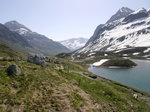 Julierpass (2284 m) mit See Blickrichtung Silvaplana; Auf der Passhöhe verläuft die Europäische Wasserscheide: nach Osten das Einzugsgebiet von Inn > Donau > Schwarzes Meer und nach