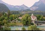 Blick auf den Ort Reichenau (Gemeinde Tamins) im Kanton Graubünden (CH) mit dem Schloss Reichenau.