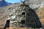 Crt aus dem Jahre 1881 bei Sassal Mason in 2355m Hhe. Dieses merkwrdig aus Natursteinen gebaute Gebude und ursprnglich von khlenden Nass durchflossenen Bchleins diente frher als Milchkeller, heute als Weinkeller. Aufnahme vom 12.10.2008