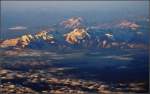 Berninagruppe.

In der Bildmitte hell angeleuchtet sieht man den Piz Bernina (4049 m). Der einzige 4000er in den Ostalpen. Dahinter besonders dominant sieht man den etwas kleineren Monte Disgrazia der Bergeller Alpen in Italien.