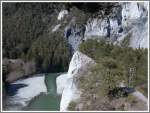 Der Querriegel aus Kalkstein zwingt den Vorderrhein zu einer grossen Schlaufe. Der Wanderweg fhrt darber und die RhB fhrt durch den Berg in einem kurzen Tunnel. (04.03.2007)