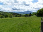 Landschaft in der westlichen Schweizer Jura, mit Blick ins Delsberger Becken, Mai 2017 