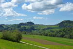 Landschaft in der westlichen Schweizer Jura, mit dem Ort Saint-Brais, Mai 2017