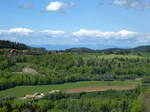 Landschaft in der westlichen Schweizer Jura, am Horizont die Sdauslufer der Vogesen, Mai 2017