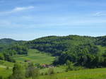 Landschaft im Kanton Jura mit Blick auf die Ortschaft Asuel, Mai 2017