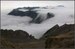 Überlaufender Nebel - 

Wie ein erstarrter Wasserfall fällt der Nebel hinunter ins Mariental. Blick vom Brienzer Rothorn in Richtung Norden in den Kanton Luzern. Oben rechts schaut der Pilatus (2120) über die Nebeldecke. 

29.09.2012 (M)