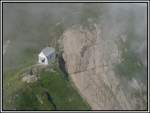 Eine kleine Kapelle hart am Abgrund, gesehen am 26.07.2009 am Pilatus in der Schweiz.