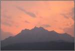 Der Pilatus in der Abenddmmerung, aufgenommen von meinem Hotelzimmer in Luzern.