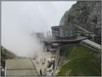 Pilatus Kulm am 19.07.2007. Im Bild die u.a. Station der Pilatus Bahnen. In dem Rundbau befindet sich ein Hotel. Aus Richtung Luzern schieben sich Wolken ber den Berg.