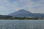 Blick über den Vierwaldstättersee auf den Pilatus. (Luzern, September 2011)