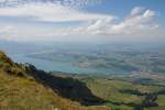 Aussicht von der Rigi in Richtung Nordwesten mit Kssnachter See und Kssnacht (rechts). Im Hintergrund am Ende des zweiten Seearmes liegt Luzern, 12. Aug. 2011, 14:18