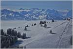 Das tiefverschneite Bergpanorama der innerschweizer Alpen aufgenommen vom Rigi.