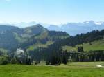 Herrliche Fernsicht am Rigi Kulm in Richtung Rigi Klsterli. Der Dampf stammt von der Dampflok, welche dabei ist sich die Rigi hochzuqulen. 04.08.07