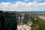 Der Creux-du-Van ist ein Ausräumkessel in der Neuenburger Jura. Er ist ca. 1200 m breit und 500 m tief. Die Gesamtlänge der senkrecht abfallenden Fellswände beträgt ca. 4 km. Der Kessel ist durch Erosion in der letzten Eiszeit entstanden. Der Creux-du-Van liegt in 1400 m Höhe beim Mont Soliat. Creux-du-Van, 17.05.2014