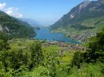 Blick von der Brnigpassstrae auf den Lungernsee und die Ortschaft Lungern, Mai 2015