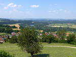 Blick von Buchberg nach Norden auf die Landschaft mit dem Hochrhein, am Horizont der Klettgau auf deutschem Gebiet, Juli 2013