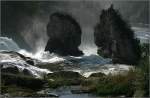 Zwei Felsbrocken im Wasser -    Am Rheinfall bei Neuhausen.