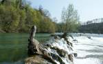 Der hier noch etwas ruhigere Rheinfall bietet dem Auge kleine Wasserspiele.