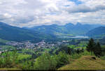 Kleiner und Grosser Mythen am Lauerzersee, westlich davon die Arther Ortschaft Goldau (CH).