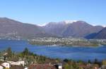 Pizoggna - Blick ber den Lago Maggiore auf Ascona (5430 Einw.2006).  Ein groer Teil der Landflche liegt auf in den letzten Jahrunderten angeschwemmten Delta der Maggia. Im 15.Jh war die Uferlinie fast geradlienig heute Ascona Hotel Castello ber Locarno Castello zur Piazza Grande im Locarno. Foto vom 07.04.2008