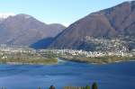 Piazoggna - Blicke ber den Lago Maggiore auf das riesige Schwemmlanddelta der Maggia. Ganz links sind die letzten Gebude von Ascona sichtbar, am rechten Ufer der Maggia liegt Losone, am linken Ufer der Maggia beginnt der Ort Locarno. Foto vom 07.04.2008