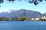 Minusio - Blick ber den Lago Maggiore zum Hafen von Locarno am 07.04.2008