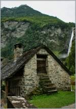 Ausblick vom Dorf Foroglio auf den Wasserfall.