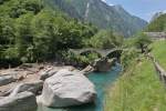 Die alte Brcke  Ponte dei Salti  bei Lavertezzo ber den klaren Wassern der Verzasca ist ein beliebtes Ausflugsziel und die Verzasca ld manchen zum Baden ein (23.06.2010).