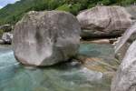 Im Flussbett der Verzasca (hier bei Lavertezzo) liegen riesige glattgeschliffene Felsbrocken (23.06.2010)