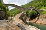 Die Ponte dei Salti berspannt mit 2 Bgen die grnen Wasser der Verzasca bei Lavertezzo TI (23.06.2010)