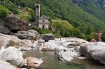 Lavertezzo TI: Die von der Verzasca verschobenen und glatt geschliffenen Felsen unterhalb der Ponte di Salti sind auch bei (sonnen-)badenden sehr beliebt (23.06.2010)