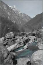 Eine Spielerei mit dem grnen Wasser Verzasca bei Lavertezzo.
(22.03.2011)