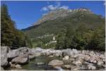 Entlang des Wanderwegs von Lavertezzo bis nach Sonogno begleiten
einen Berge, kleine Dörfer am Hang und das gurgeln des Flusses Verzasca.
(25.09.2014)
 
