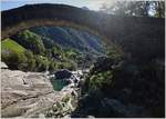 Blick durch den Brückenbogen der Ponte dei Salti auf das von Lavertezzo.