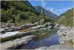 Der Fluss Verzasca lädt zum Verweilen an den ausgewaschenen Steinen ein.