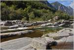Die verschiedenen Farben am Fluss Verzasca und die Steine bilden ein Naturkunstwerk für sich.