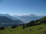 Blick von Berneuse auf den Dents-de-Midi und einen Teil der Walliser Alpen. Neben den Dents-de-Midi sieht man einen Schneefleck. Es handelt sich um den schneebedeckten Gipfel des Monts-Blanc.
(Juli 2007)