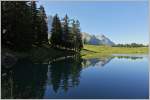 Am Lac Retaud spiegeln sich Tannen und Berge.