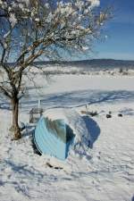 Fischerboot und Netz geniessen die erzwungene Winterpause.