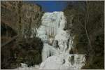 Der Wasserfall des Baches Le Forestey in Rivaz in Winterstarre.