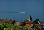 Ein Ausflugschiff fhrt gemtlich am Dorf Grandvaux vorbei.