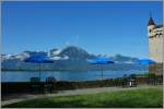 Die Sonne sorgt fr einen freien Blick auf den Grammont und Sommerstimmung am  Chteau de Chillon.