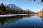 In einem kleinen See im Naturschutzgebiet Les Grangettes spiegelen sich Berge und Bume.