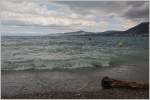 Blick vom Strand bei Villeneuve über den aufgewühlten Genfersee ,auf das Lavaux und den Mont-Pélerin.
(25.07.2015)